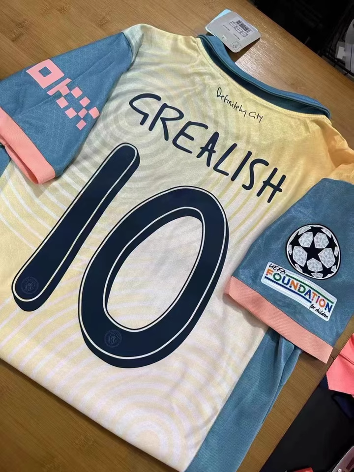 https://www.nogometnizaotroke.com/wp-content/uploads/2025/05/Manchester-City-dresi.png