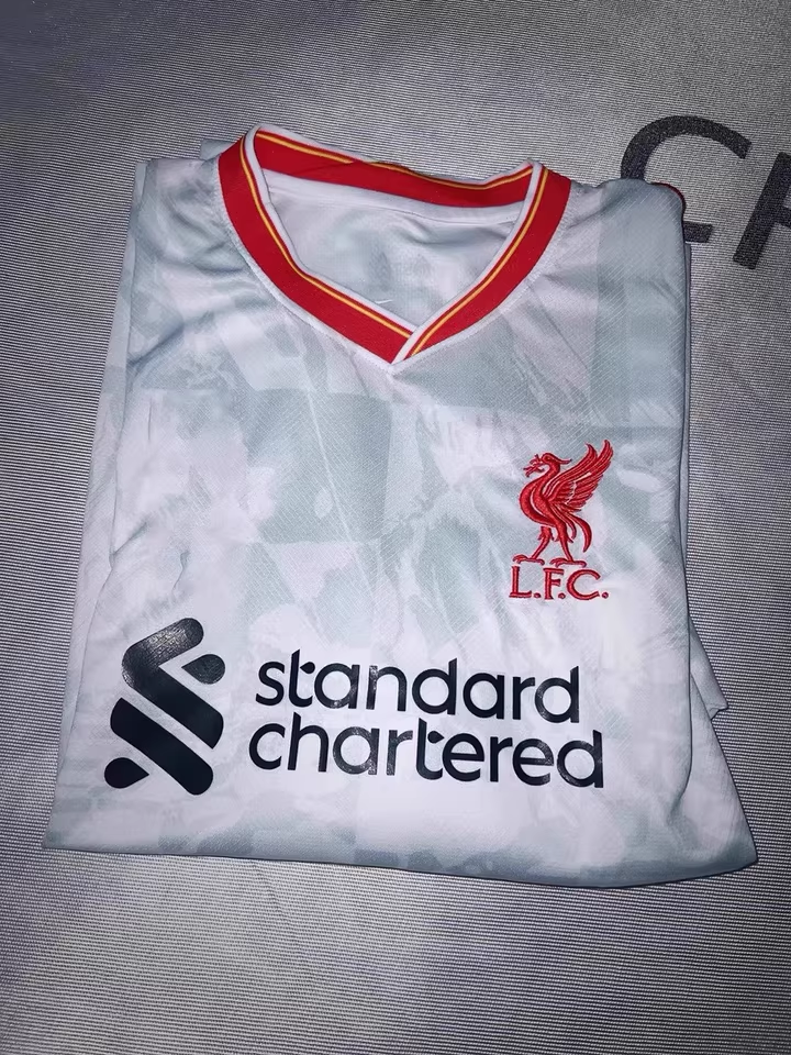 https://www.nogometnizaotroke.com/wp-content/uploads/2025/05/Nogometni-dresi-Liverpool.png