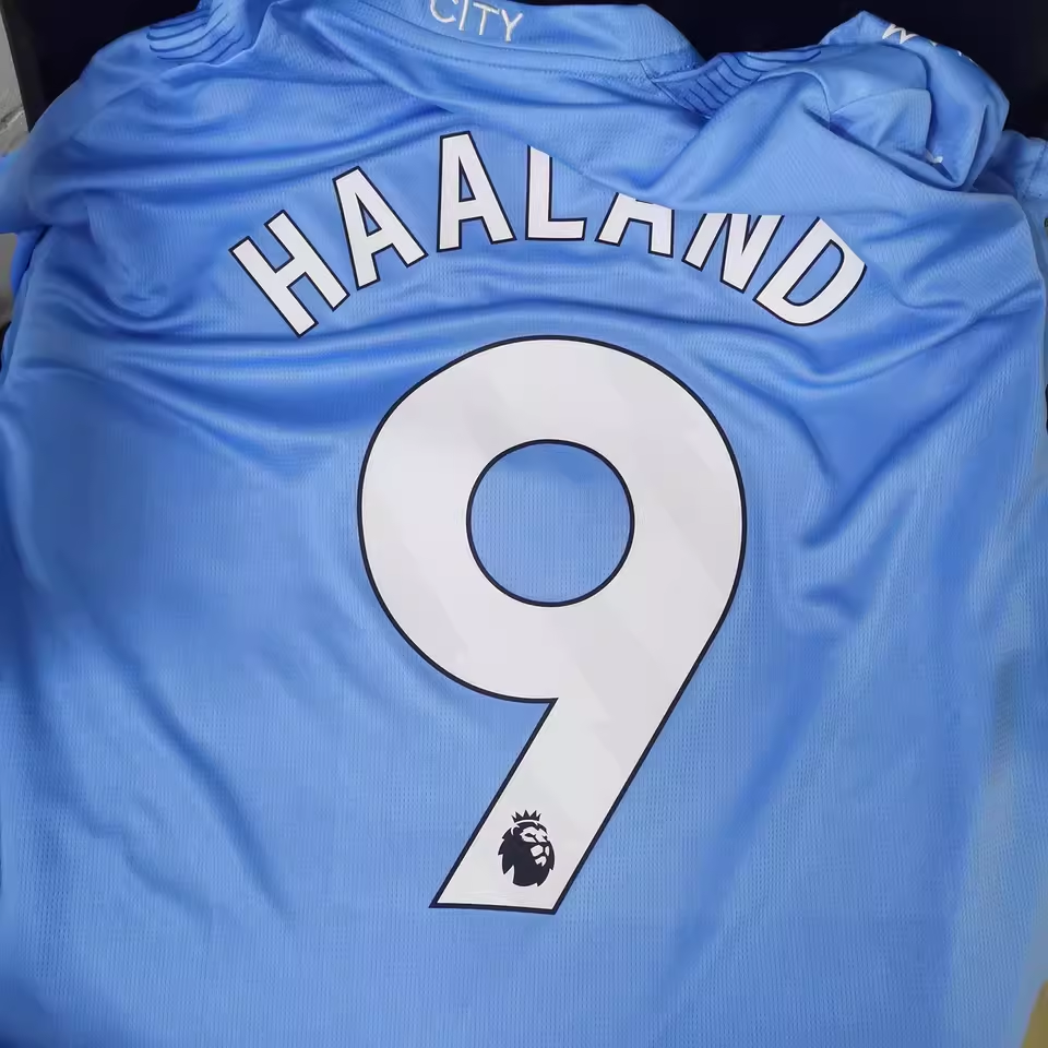 https://www.nogometnizaotroke.com/wp-content/uploads/2025/05/Nogometni-dresi-Manchester-City.png