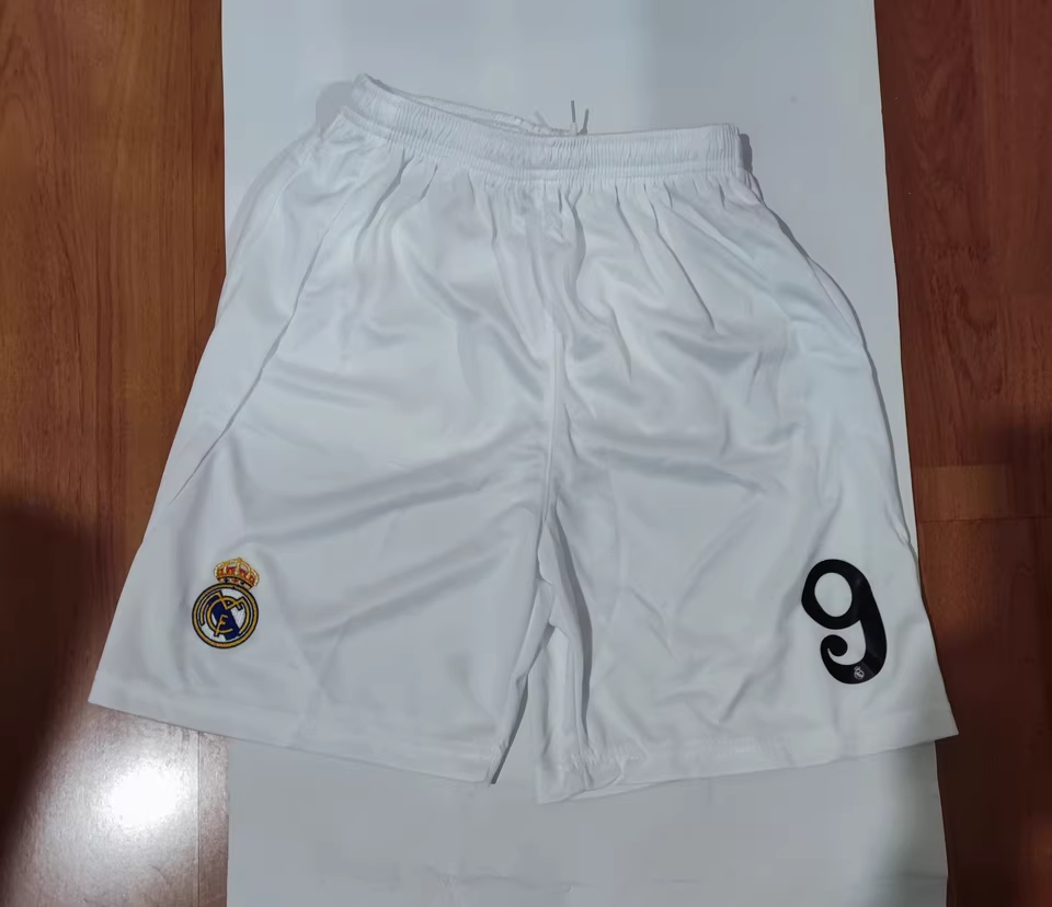 https://www.nogometnizaotroke.com/wp-content/uploads/2025/05/Nogometni-dresi-Real-Madrid-1.png
