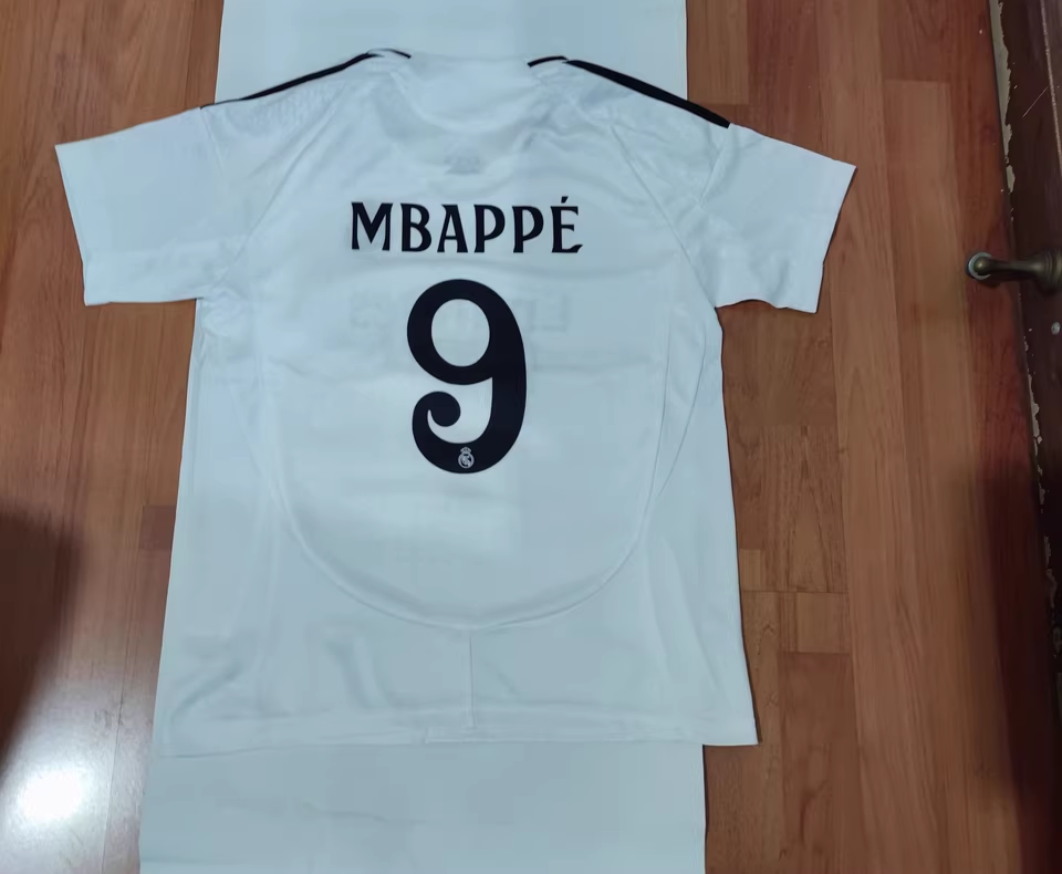 https://www.nogometnizaotroke.com/wp-content/uploads/2025/05/Nogometni-dresi-Real-Madrid.png