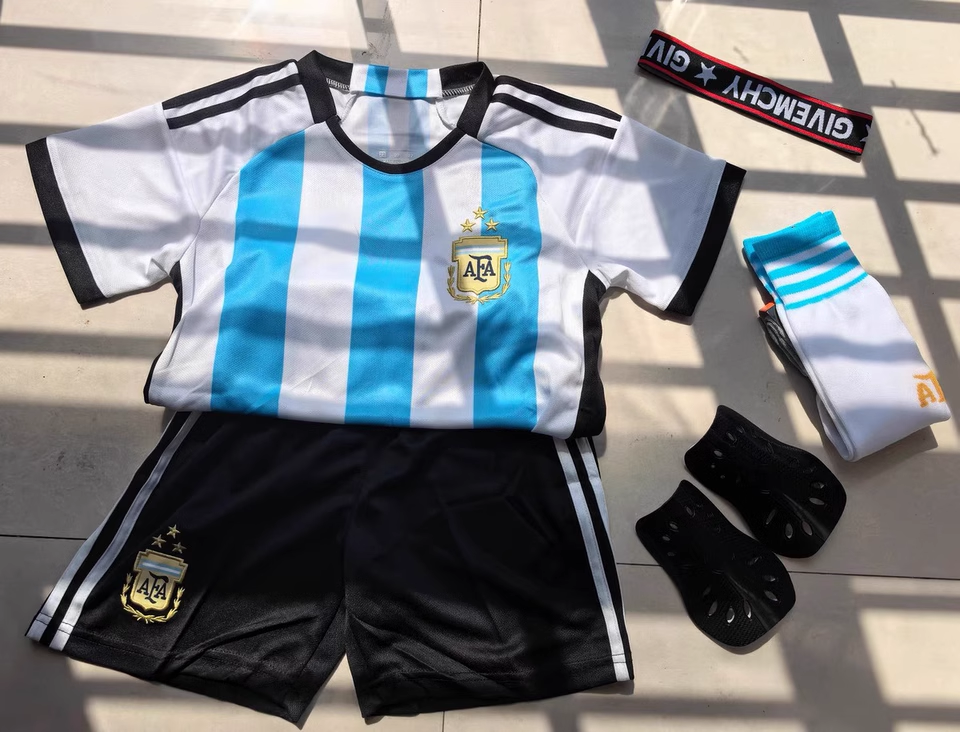 https://www.nogometnizaotroke.com/wp-content/uploads/2025/05/Otroski-Nogometni-dresi-kompleti-Argentina.png