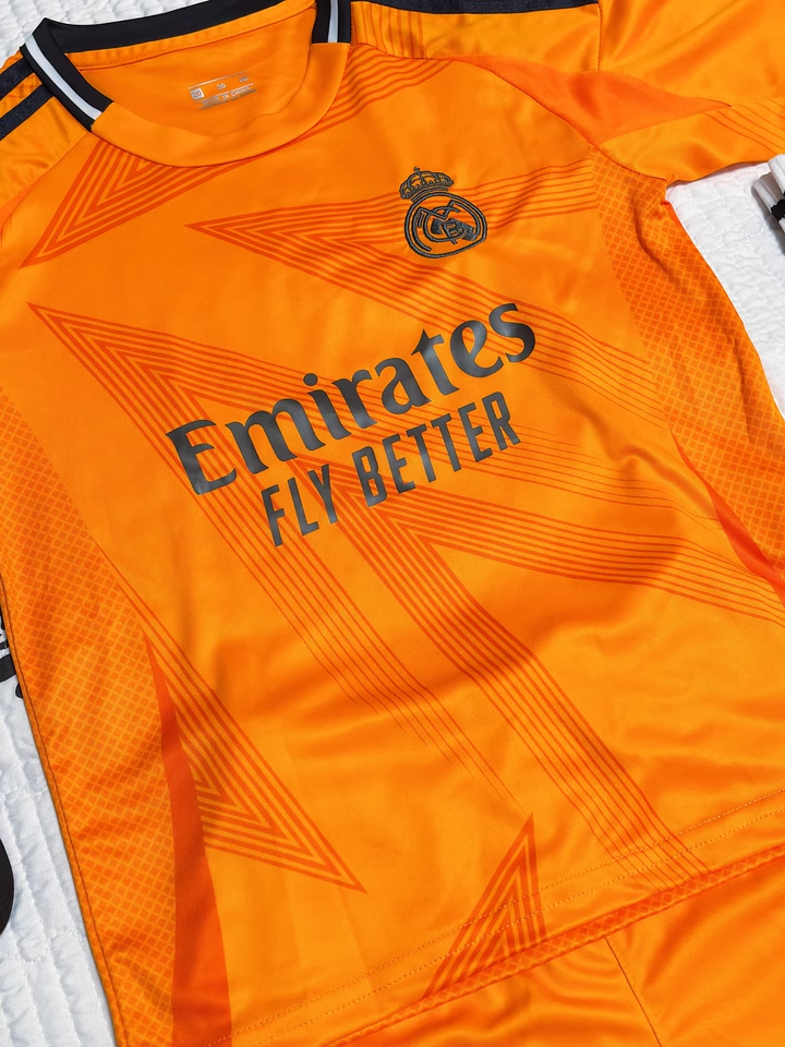 https://www.nogometnizaotroke.com/wp-content/uploads/2025/05/Real-Madrid-dresi-1.png